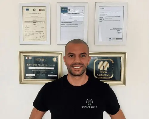 Matteo Faillace davanti agli attestati di formazione, fra cui la KRT SMP Masterclass